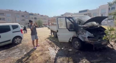 Tarlada başlayan yangın, 2 aracı küle çevirdi