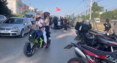 Trafik'te, aradan ilerleyen motosikletler birbirine girdi