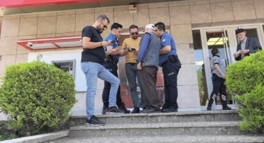 Yaşlı adamın parasını polis ekipleri kurtardı