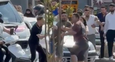 Yol ortasında yumruk yumruğa kavga!