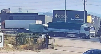 3 aracın karıştığı zincirleme kaza kamerada