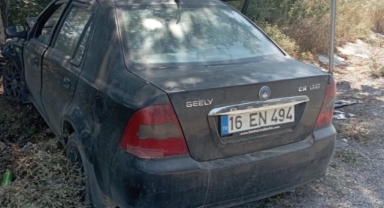 Ağaca çarpan otomobildeki 2 kişi yaralandı