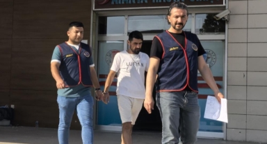 Aranan zanlı, kız arkadaşıyla kafede çay içerken yakaladı