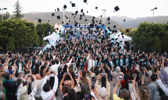 BTÜ’de mezuniyet sevinci ve 15. yıl gururu bir arada