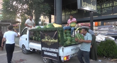 Bursa'da bir mağaza 20 ton karpuz dağıttı