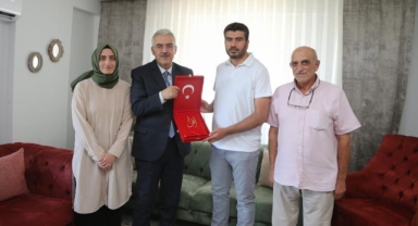 Bursa Valisi Ayyıldız, 15 Temmuz gazisini ziyaret etti