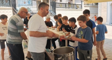 Bursalı esnaf bin 200 kişiye aşure dağıttı