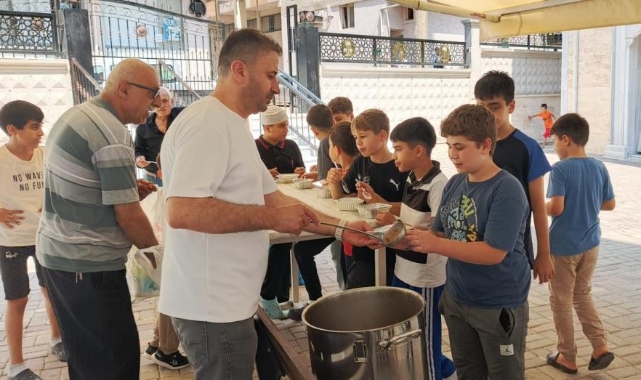 Bursalı esnaf bin 200 kişiye aşure dağıttı
