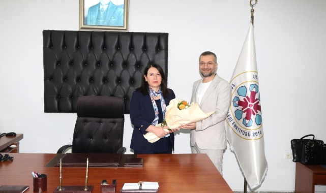 Eğitim bilimleri enstitüsünde bayrak değişimi