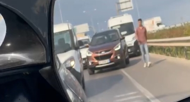 Emniyet şeridini ihlal edenleri, yürüyerek cezalandırdı