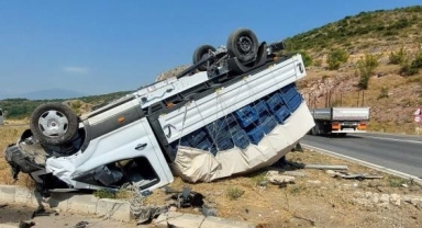 Hafif ticari araç kamyonetle çarpıştı: 3 yaralı