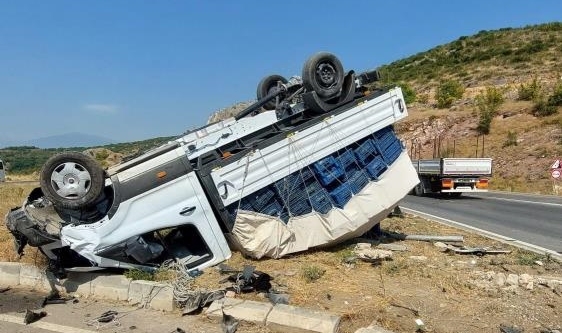 Hafif ticari araç kamyonetle çarpıştı: 3 yaralı