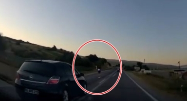 Hatalı sollama yapan araç motosikleti teyet geçti