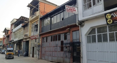 İnegöl'de çatı çöktü bir kişi ağır yaralandı