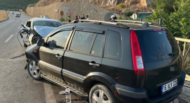 İnegöl'de iki otomobil çarpıştı: 1'i ağır 4 yaralı