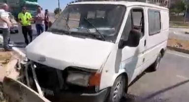 İnegöl'de minibüs bariyerlere çarptı