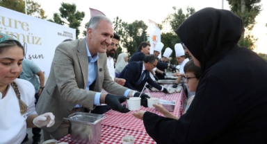 İnegöl’ün yeni meydanında Aşure kazanları kaynadı