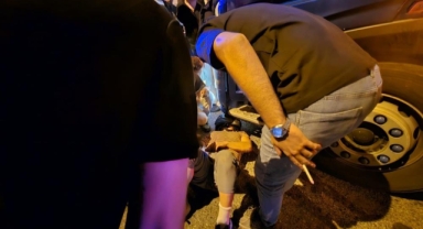 Kafası tırın altına girdi kaskı hayatını kurtardı