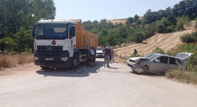 Kamyon ile otomobil kafa kafaya çarpıştı