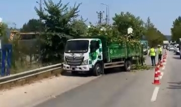 Kestel'de kontrolden çıkan tır devrildi