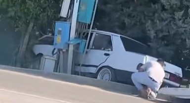 Kontrolden çıkan otomobil direğe ve evin koruma tellerine çarptı