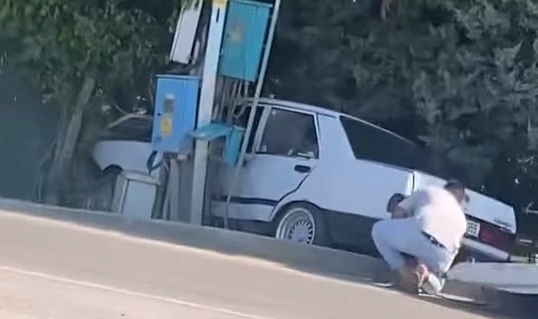 Kontrolden çıkan otomobil direğe ve evin koruma tellerine çarptı