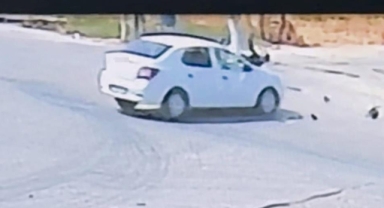 Motosiklet ile otomobilin çarpıştığı kaza kamerada