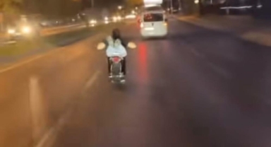 Motosiklete uzanarak gitti, canını hiçe saydı