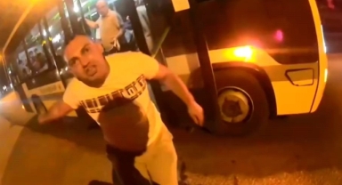 Otobüs şoförü ile motosiklet sürücüsü arasında yol verme tartışması