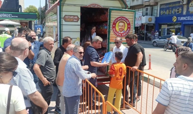 Oyuncakçı Amca, çocukların yüzünü güldürdü