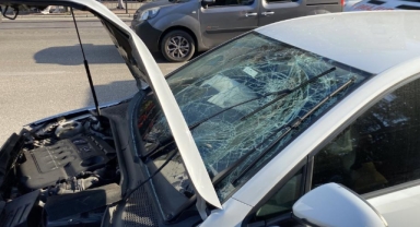 Park uygulaması yapan polise otomobil çarptı