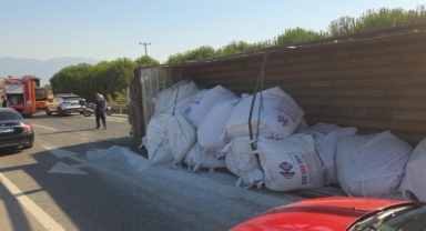 Plastik hammadde yüklü kamyon devrildi