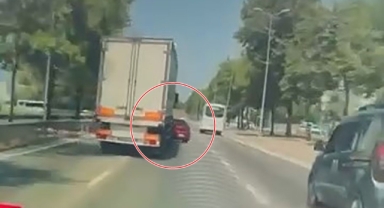 Şerit değiştiren tır sağındaki aracı hurdaya çevirdi