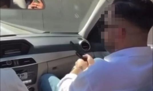 Seyir halindeki araçtan peş peşe böyle ateş açtı