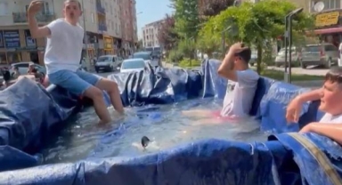 Sıcak havada traktör römorkunda havuz keyfi