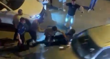Yakalanan şüpheliyi korumak için polisleri ezdi