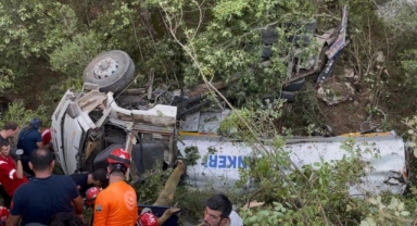 Yangın bölgesine giden tanker uçuruma yuvarlandı
