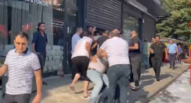 Yangına müdahale eden itfaiye ekiplerine saldırdılar