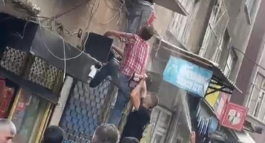Yangında mahsur kalan kadını mahalleli kurtardı