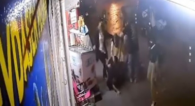 Adamların kavgasına kadın da tekme ile karıştı