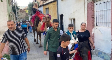 Anne deveye sünnet çocuğu Midilliye bindi