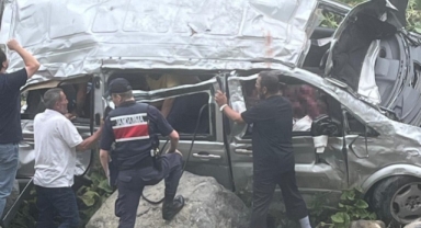 Arap turistleri taşıyan minibüs dere yatağına yuvarlandı: 2 ölü, 4 yaralı