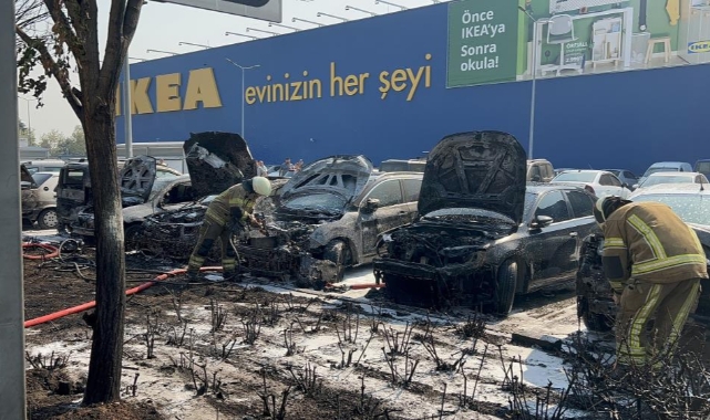 AVM otoparkında yangın: 6 araç kül oldu