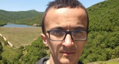 Başı çekyatın altına sıkışmış halde ölü bulundu