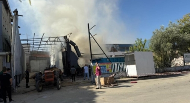 Bir kıvılcım yıkımı süren fabrikayı küle çevirdi