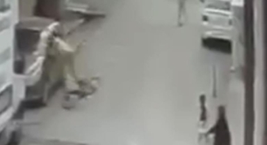 Bisikletli çocuk otomobile çarptı