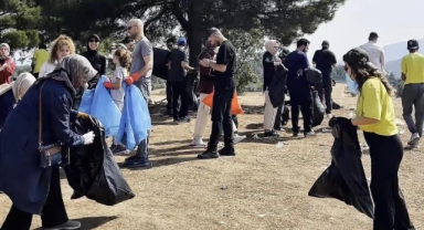 Bu kez yürüyüş değil, temizlik için bir araya geldiler
