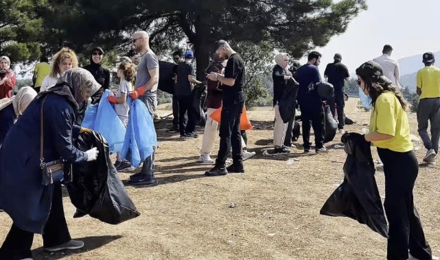 Bu kez yürüyüş değil, temizlik için bir araya geldiler