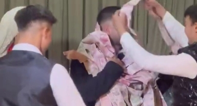 Bursa’da damadı paraya boğdular