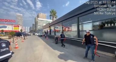 Bursa'da zabıta ekipleri kaldırımları böyle temizledi